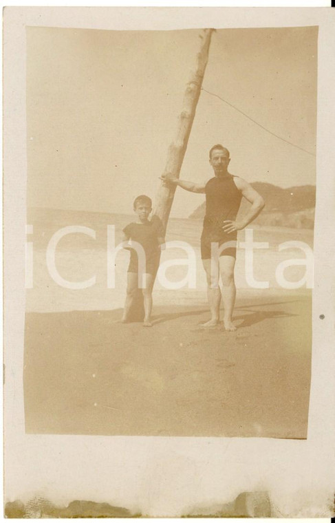 1930 ca LIGURIA Ritratto di padre e figlio in riva al mare - Foto cartolina