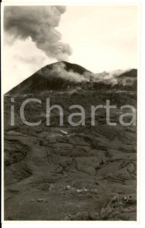 1940 ca VESUVIO Veduta del cratere fumante tra le colate laviche *Foto cartolina