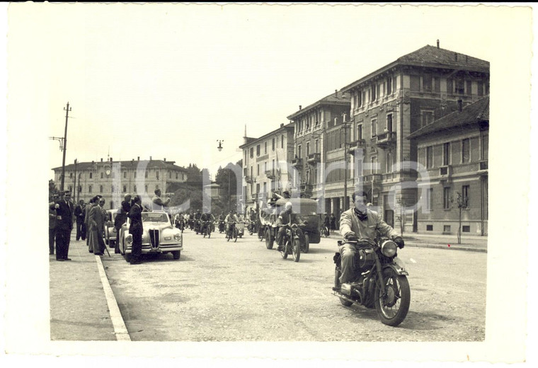 1950 ca ARONA (?) Corteo con bici e moto in arrivo a un raduno *Foto DE RIGHETTI