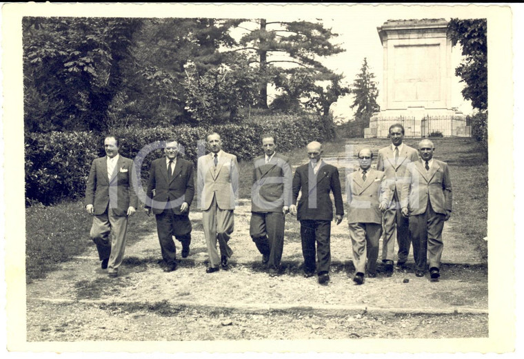 1950 ca ARONA (?) Dirigenti azienda presso statua San Carlone ^Foto DE RIGHETTI