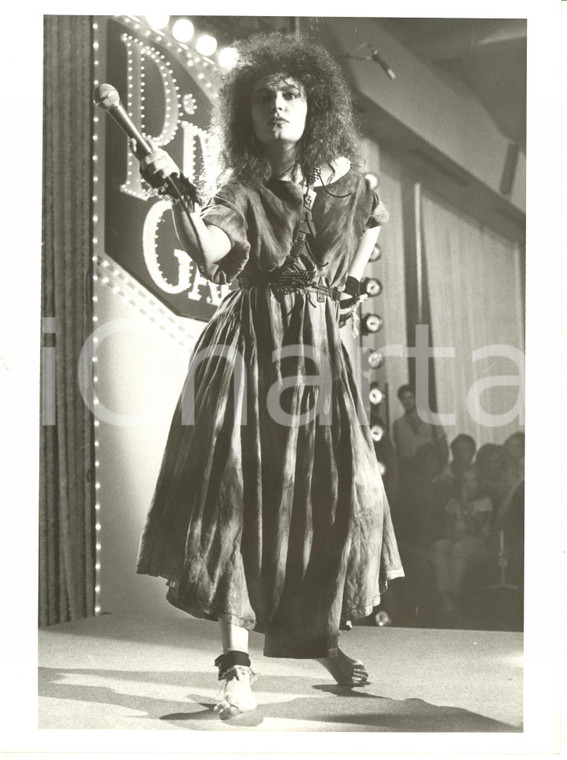 1985 ca RIVA DEL GARDA Mostra di Musica Leggera - Loredana BERTÈ a piedi nudi