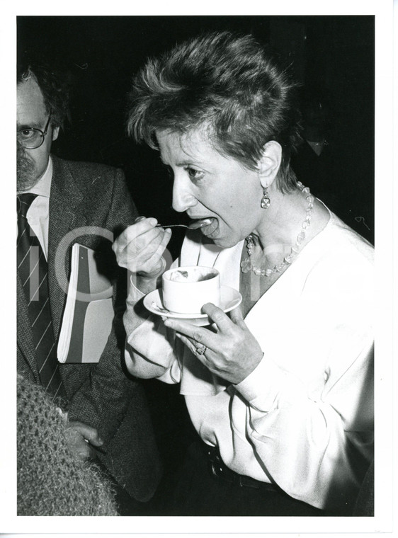 1985 ca POLITICA - PSI Marisa BELLISARIO beve una cioccolata *Foto 18x24 cm