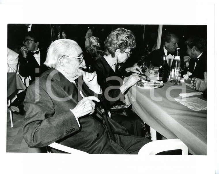 1987 CANNES - Festival del Cinema - Charles VANEL fuma pipa durante cena di gala