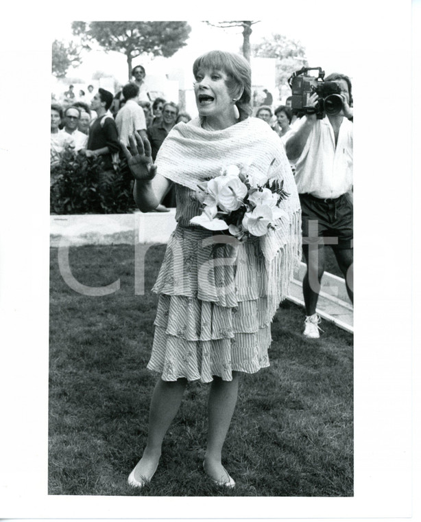 1985 ca CINEMA Ritratto dell'attrice Shirley MacLAINE con bouquet *Foto 20x25 cm