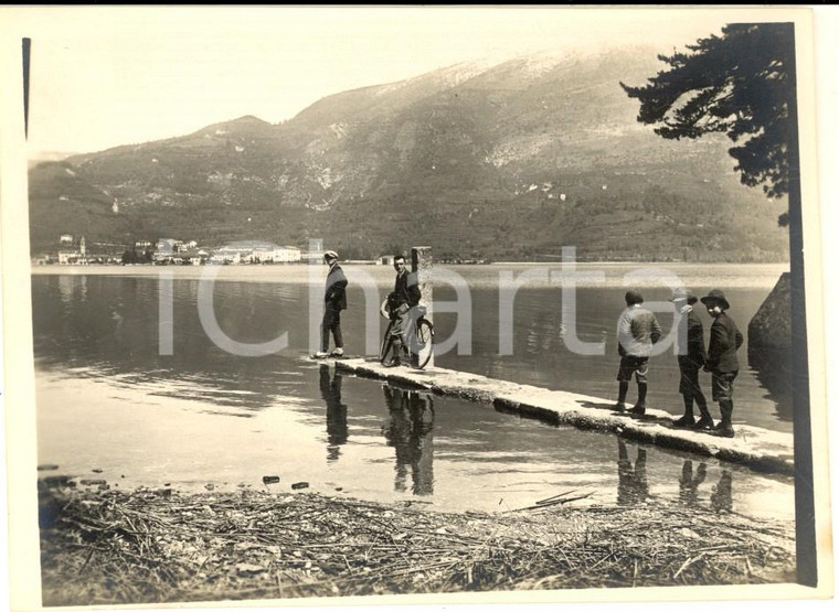 1926 LAGO DI PUSIANO Escursionisti in bici con OGGIONO sullo sfondo - Foto 12x9