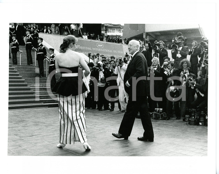 1987 FESTIVAL DEL CINEMA DI CANNES Alec GUINNESS circondato dai fotografi *Foto