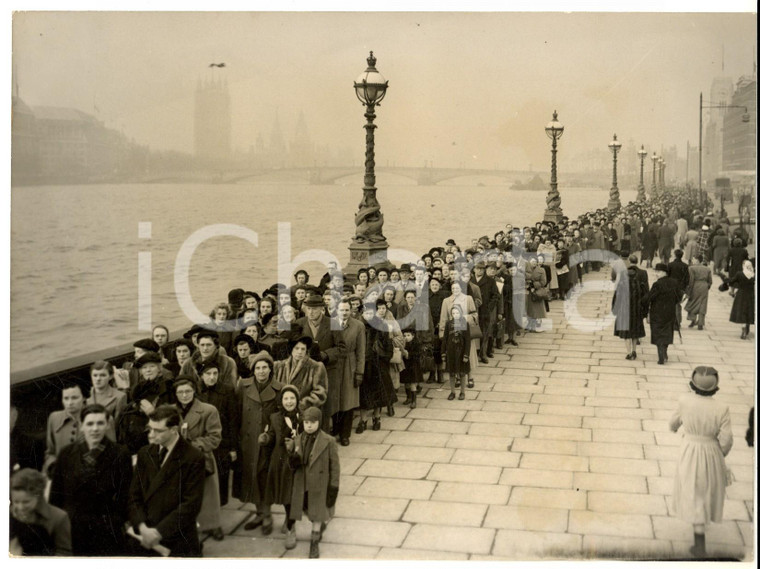 1952 LONDON King GEORGE VI funeral - Londoners queue waiting the coffin *Foto 