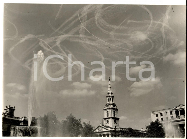 1952 LONDON St Martin-in-the-Fields - Planes pattern in the sky *Foto 20x15 cm