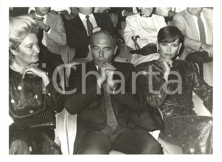 1985 ca VENEZIA CINEMA Claudia CARDINALE con il marito Pasquale SQUITIERI (2)