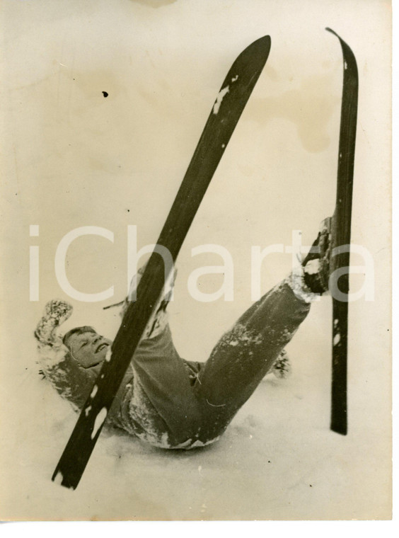 1952 HAGA Carl XVI Gustaf of SWEDEN taking a spill during ski practice *Foto