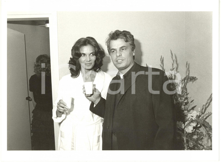 1984 SANREMO Teatro dell'Opera - Florinda BOLKAN e Michele PLACIDO brindano Foto