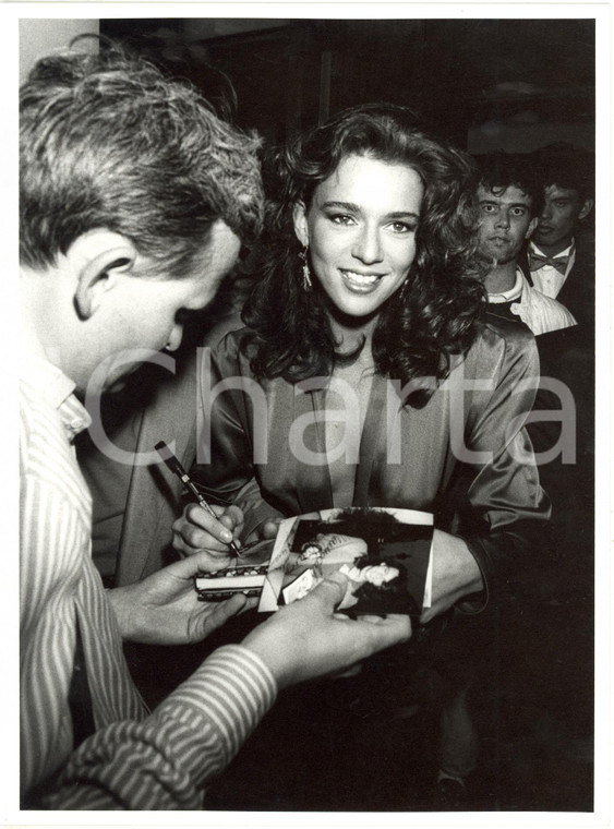 1986 CANNES Festival del Cinema - Maruschka DETMERS firma un autografo (2) *Foto