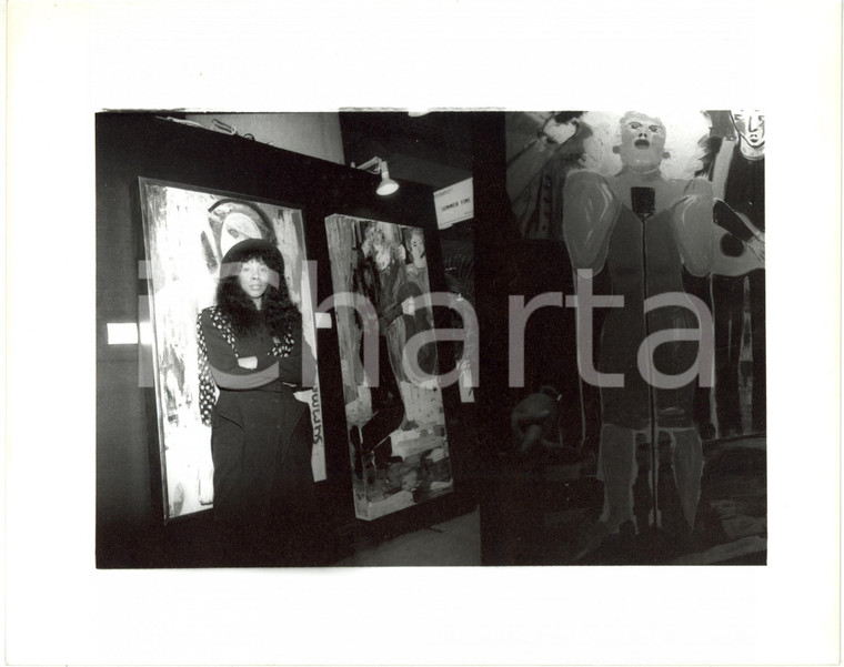 1989 ARTEXPO NEW YORK - Donna SUMMER posa con i suoi dipinti *Foto 25x20