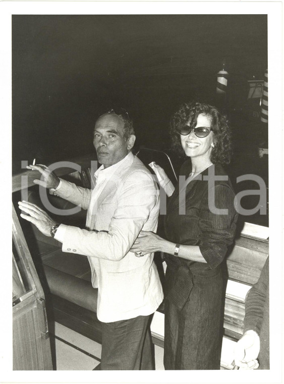 1985 ca VENEZIA CINEMA - Claudia CARDINALE con Pasquale SQUITIERI in barca (3)