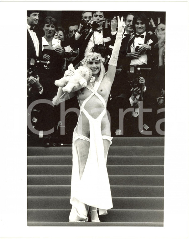 1988 CANNES CINEMA - Ilona STALLER (CICCIOLINA) posa per i fotografi (1) *Foto