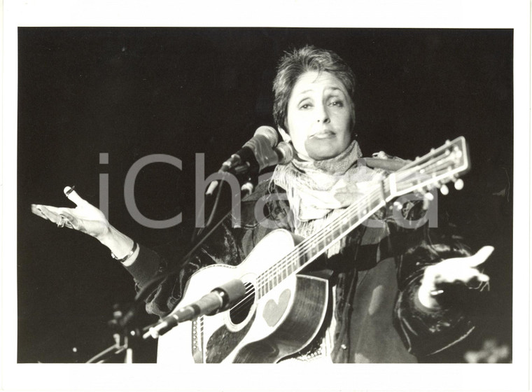 1985 ca MUSICA - Ritratto di Joan BAEZ sul palco durante un concerto (3) *Foto