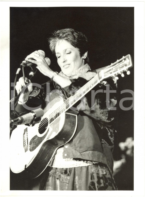 1985 ca MUSICA - Ritratto di Joan BAEZ sul palco durante un concerto (4) *Foto