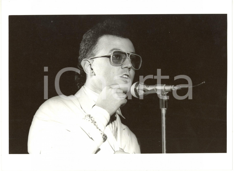 1986 MUSICA RIVA DEL GARDA - Ritratto di Enrico RUGGERI sul palco *Foto 24x18