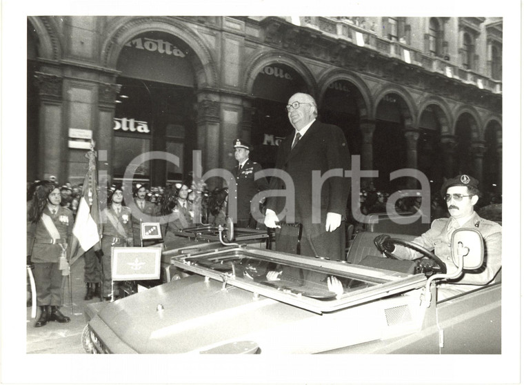 1985 ca MILANO PIAZZA DUOMO - Giovanni SPADOLINI durante una parata militare (1)