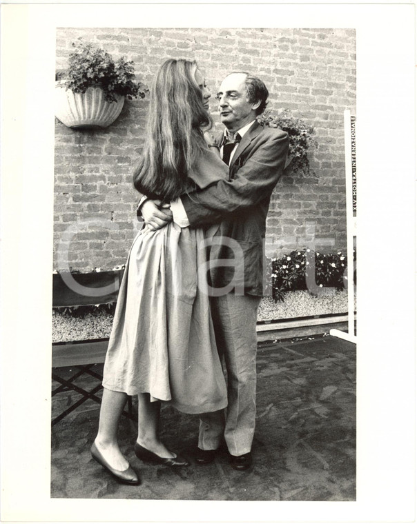 1988 VENEZIA MOSTRA DEL CINEMA Citto MASELLI abbraccia Ornella MUTI *Foto 20x25