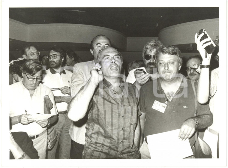 1985 ca ITALIA CINEMA - Regista Pasquale SQUITIERI tra i giornalisti (2) *Foto 