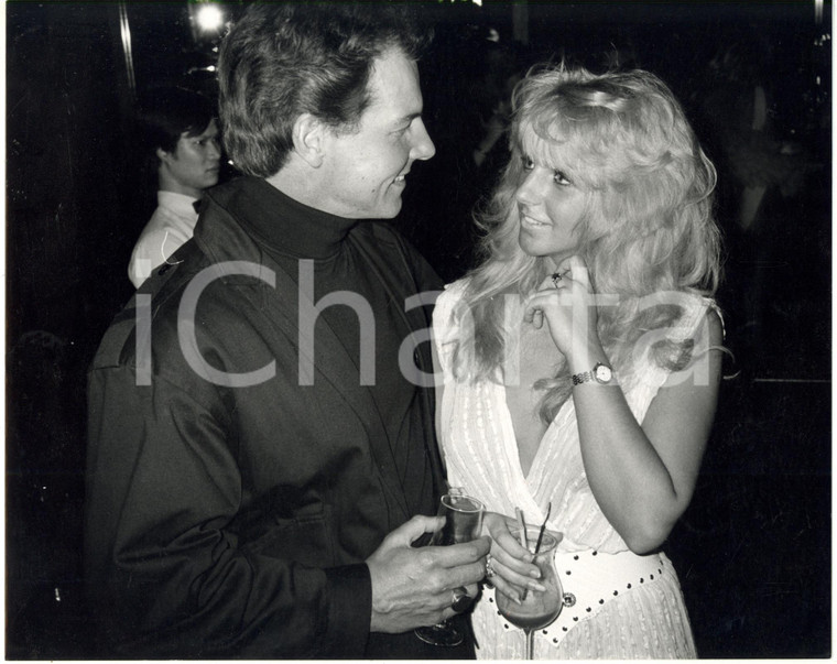 1985 ca USA COSTUME - Jess CONRAD con Fiona WRIGHT a un party *Foto 25x20 cm