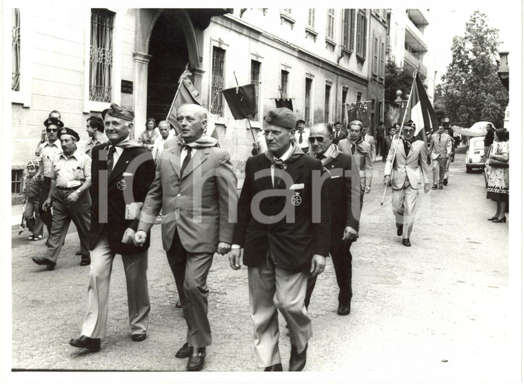 1980 ca MONZA Corteo ex-combattenti AERONAUTICA per commemorazione dei Caduti