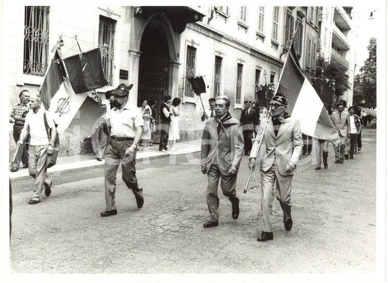 1980 ca MONZA Corteo ex-combattenti ALPINI e FANTERIA per commemorazione Caduti