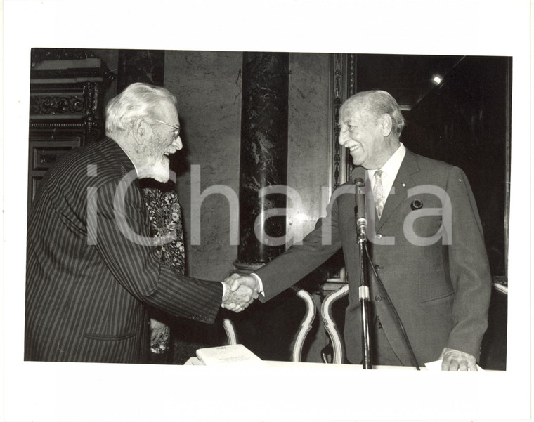 1985 ca ITALIA COSTUME Valentino BOMPIANI stringe la mano a Mario SOLDATI *Foto