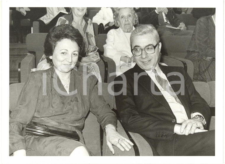 1985 ca ITALIA COSTUME Giornalista Pietro GIORGIANNI con la moglie in platea (2)