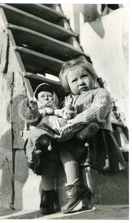 1970 ca PERIFERIA DI MILANO Bambina con la sua bambola *Foto COSTUME 15x24 cm