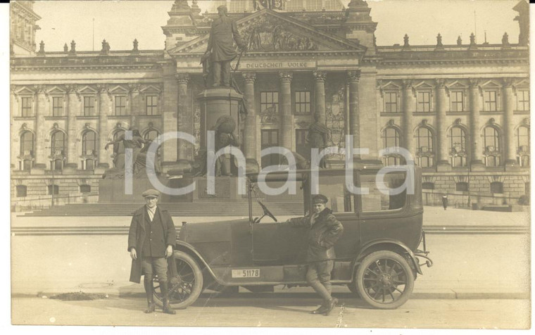 1925 ca BERLIN (GERMANY) REICHSTAG Building - Men with a car - VINTAGE Photo