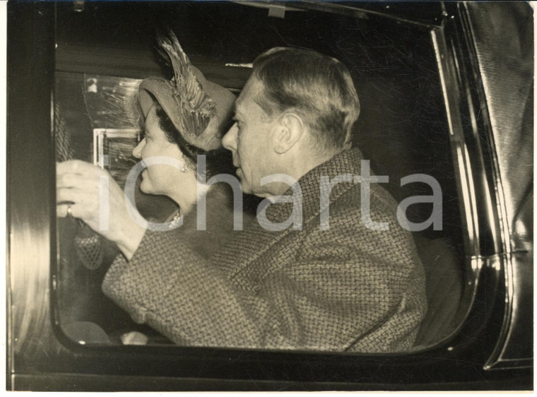 1951 LONDON George VI leaving Buckingham Palace after his operation - Photo