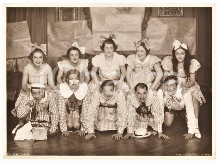 1930 ca MILANO Teatro di varietà - Attori in costumi infantili - Foto 23x17 (1)