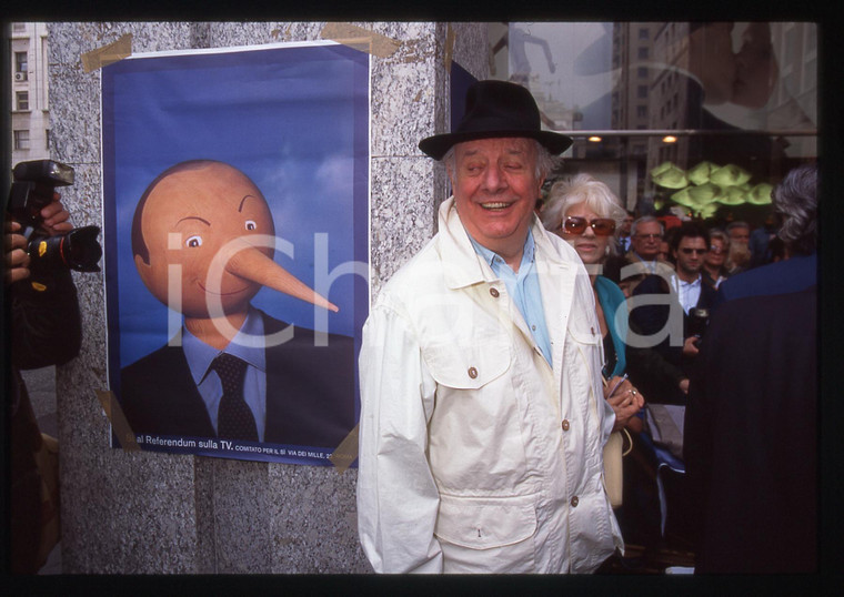 35mm vintage slide* 1995 MILANO Dario FO Franca RAME Referendum legge Mammì