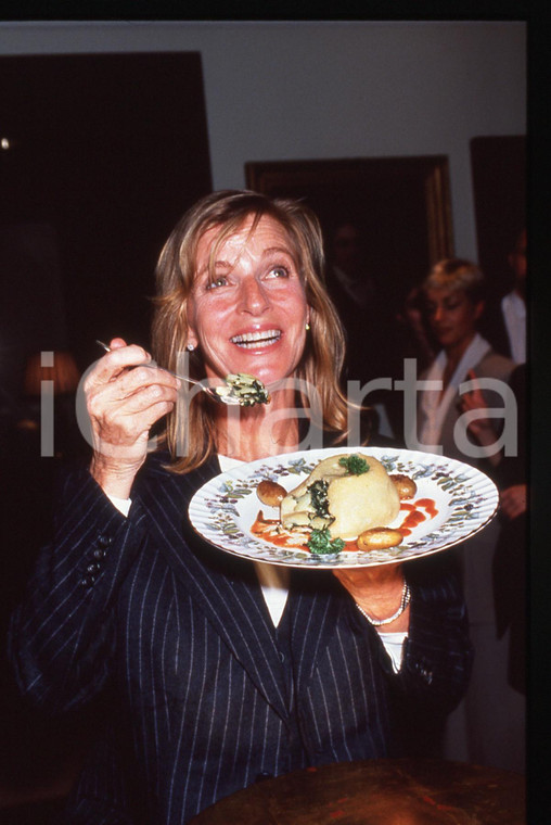 35mm vintage slide* 1990ca MUSICA Linda MCCARTNEY durante un ricevimento (1)