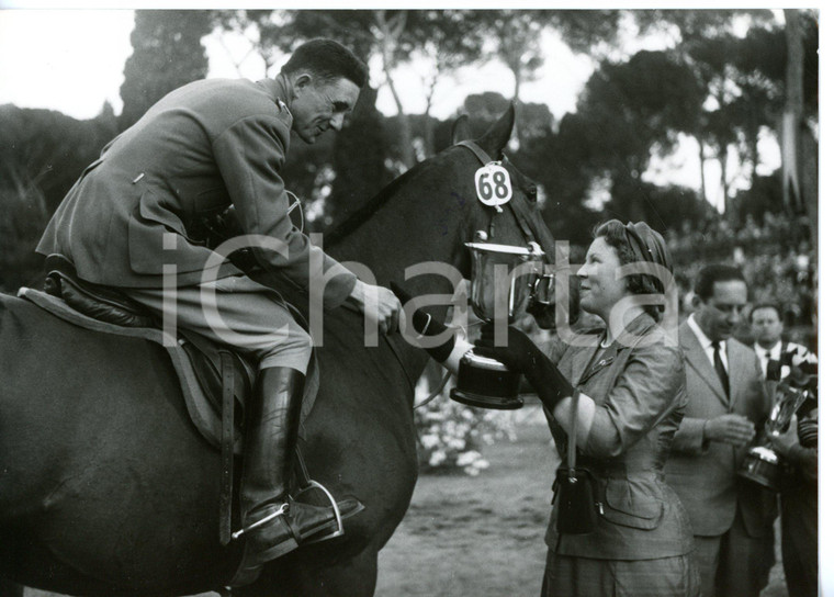 1957 ROMA Concorso Ippico - Beatrice D'OLANDA premia il vincitore *Foto 18x13 cm