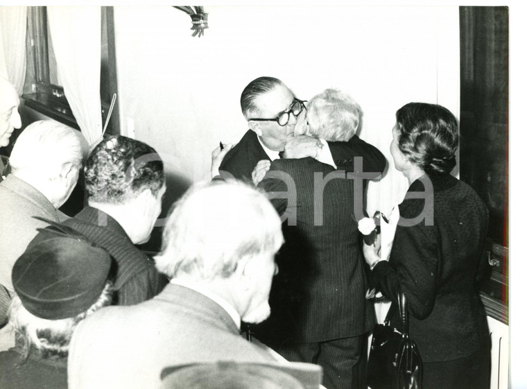 1956 GENOVA - NERVI Salvator GOTTA abbraccia Virgilio BROCCHI *Foto 24x18 cm