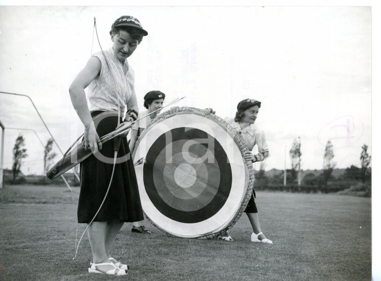 1953 OLDBURY - ARCHERY Dorothy HINTON during competition *Foto 20x15 cm