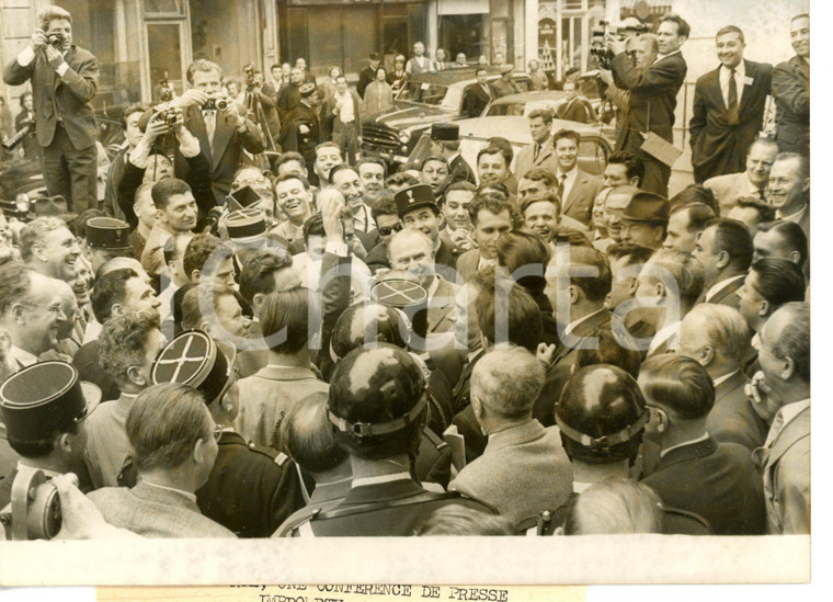 1960 PARIS Ambasciata sovietica - Nikita CHRUSCEV assediato dai giornalisti FOTO