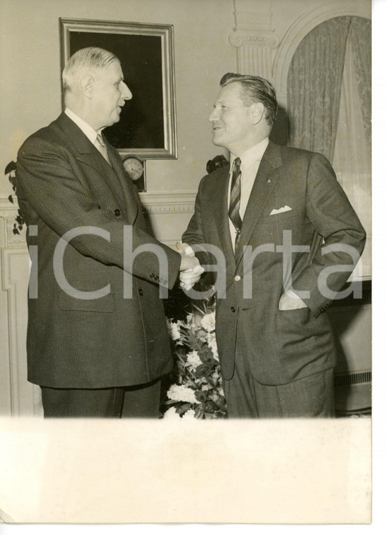 1960 NEW YORK Charles DE GAULLE stringe la mano a Nelson ROCKEFELLER Foto 13x18