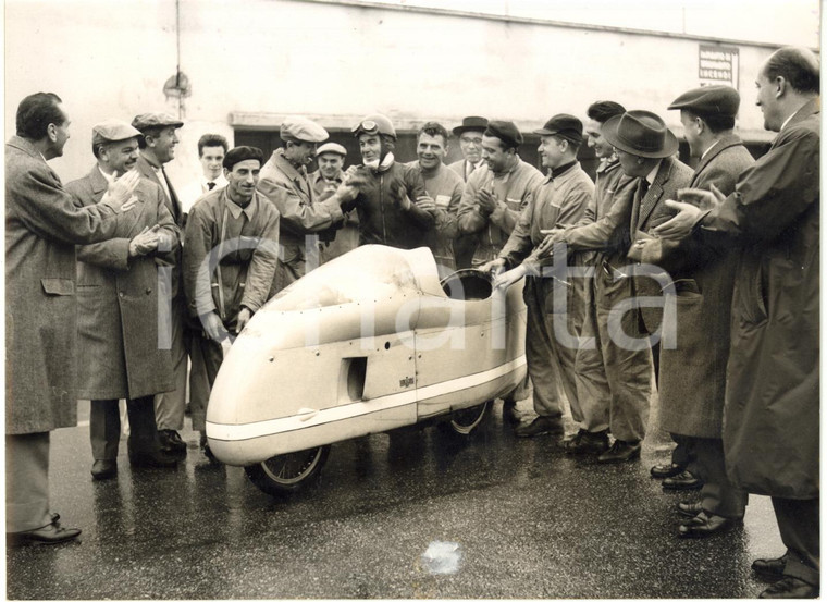 1957 MONZA - Alano MONTANARI e team moto BIANCHI festeggiano record TONALE 175