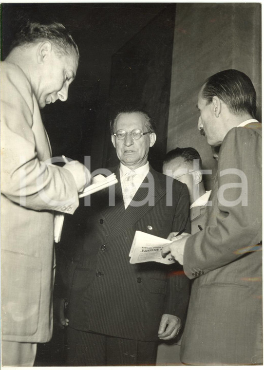 1953 ROMA - QUIRINALE Alcide DE GASPERI risponde ai giornalisti dopo dimissioni
