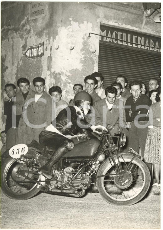 1953 LINATE Gara MILANO-TARANTO - Alano MONTANARI davanti a Macelleria BASSINI