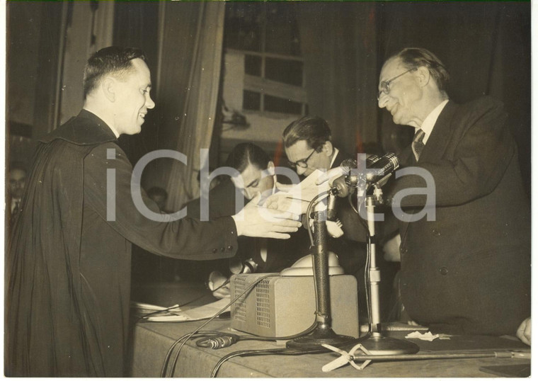 1953 ROMA - TEATRO SISTINA Alcide DE GASPERI consegna "Premi Roma per le arti"