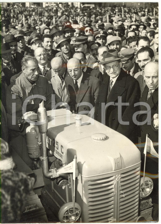 1953 ROMA - PIAZZA ESEDRA Alcide DE GASPERI consegna trattore FIAT 25C *Foto