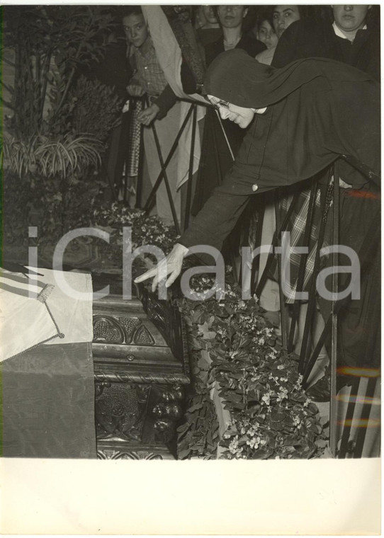 1954 ROMA - Morte di Alcide DE GASPERI - Suora rende omaggio al defunto *Foto