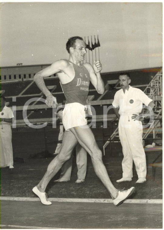 1953 ROMA CAMPIONATI DI ATLETICA LEGGERA - Pino DORDONI vince la 10km di marcia 