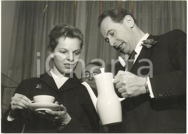 1957 MILANO - Philip ROSENTHAL presenta ceramiche del designer Tapio WIRKKALA