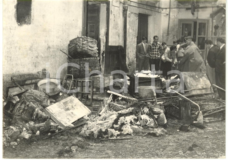 1958 NAPOLI - Macerie dopo l'esplosione di un deposito di fuochi artificiali
